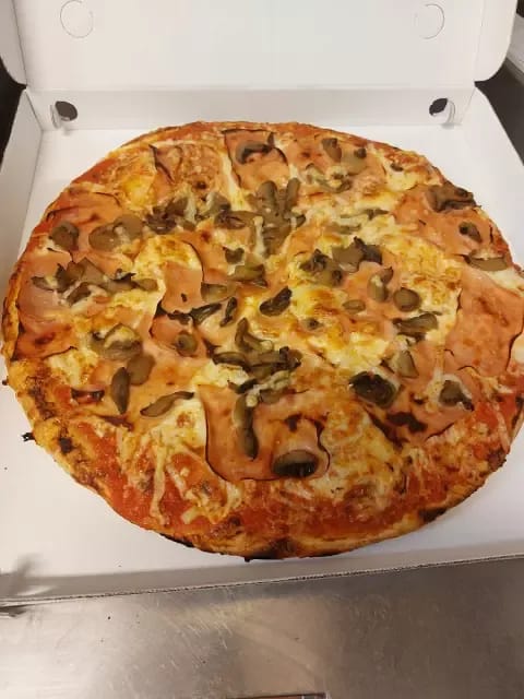 Pica s šunko in gobami v škatli za s seboj.